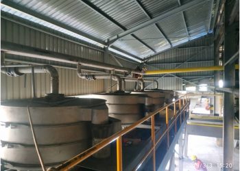 gallery_feeding_crude_oil_to_vibrating_screen